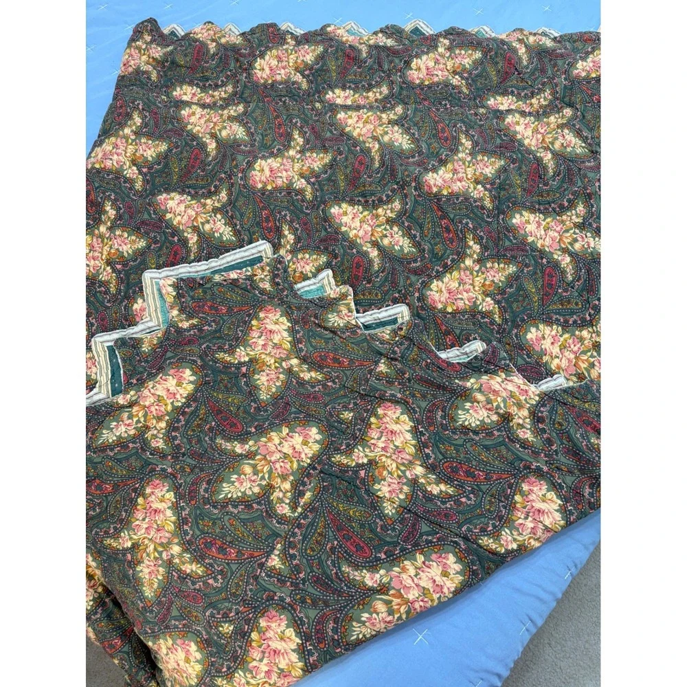 Vintage Patchwork Quilt Scalloped Edge Floral Paisley Reversible Multicolor